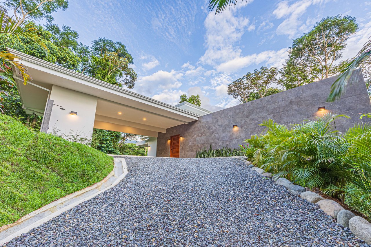 OUTSTANDING UVITA GEM, HIDDEN IN THE CANOPY WITH OCEAN AND MOUNTAIN VIEWS