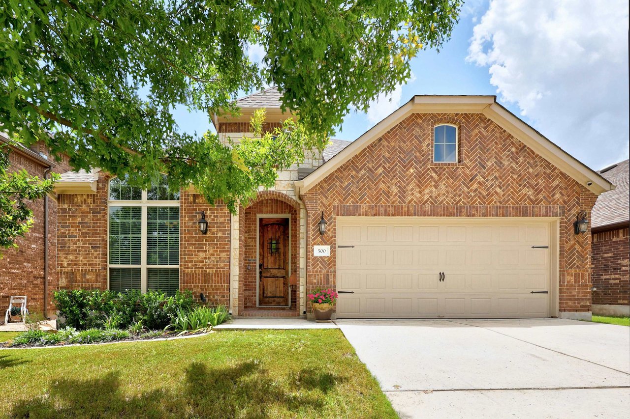 Beautifully Appointed Single-Story in Oak Creek: Modern Floors and Screened-In Patio Overlooking Green Space w/ NO Backyard Neighbor!