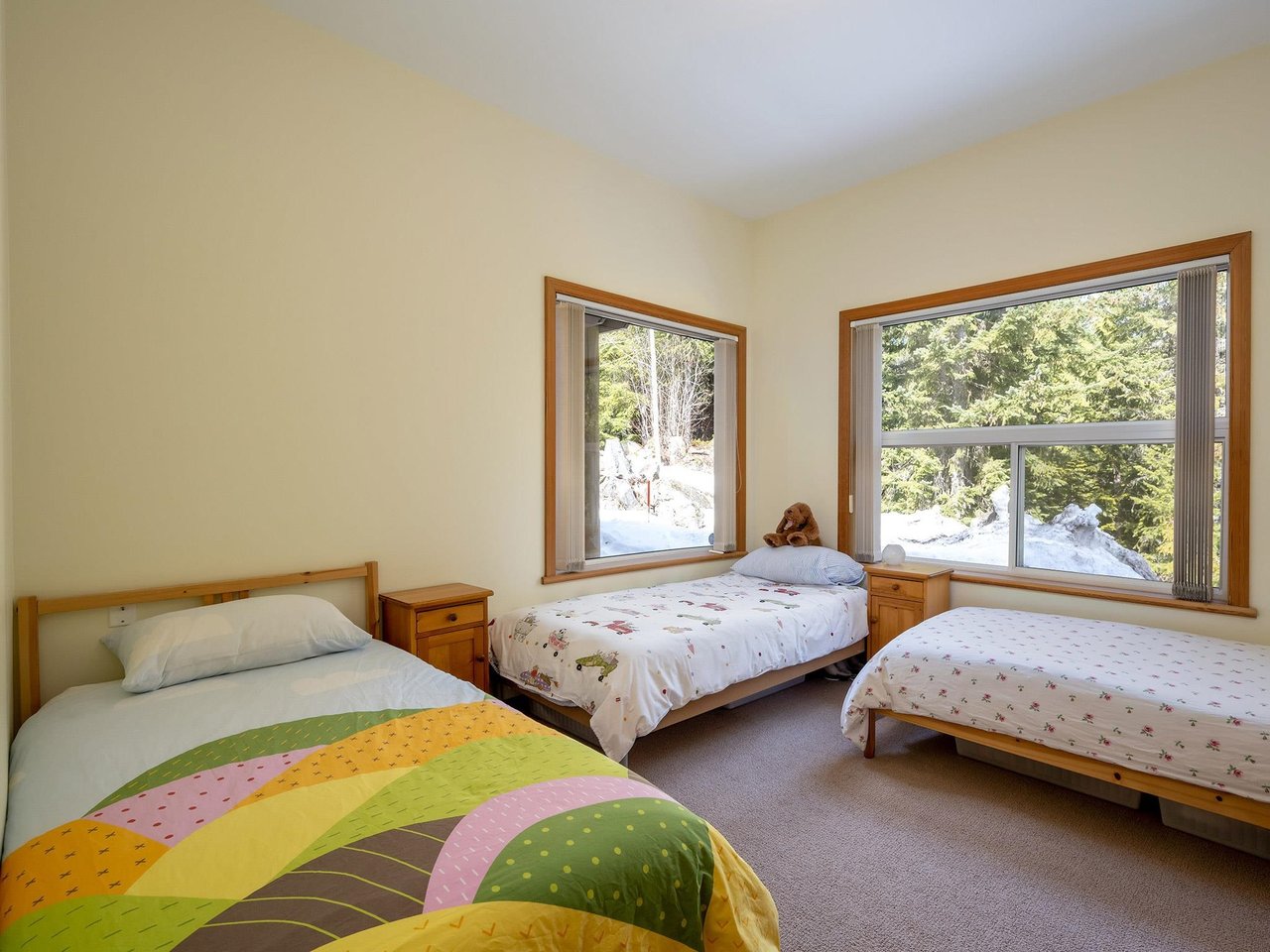 9-3554 Falcon Cres