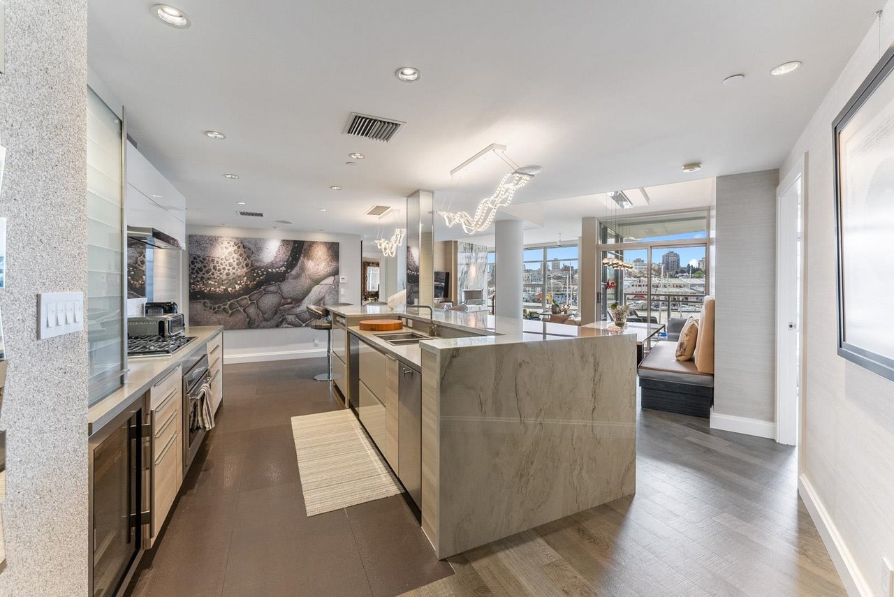 302-628 Kinghorne Mews