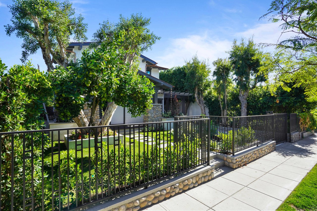 1520 N Sierra Bonita Ave, Sunset Square