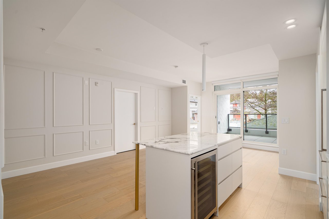 203-3668 W 10th Ave