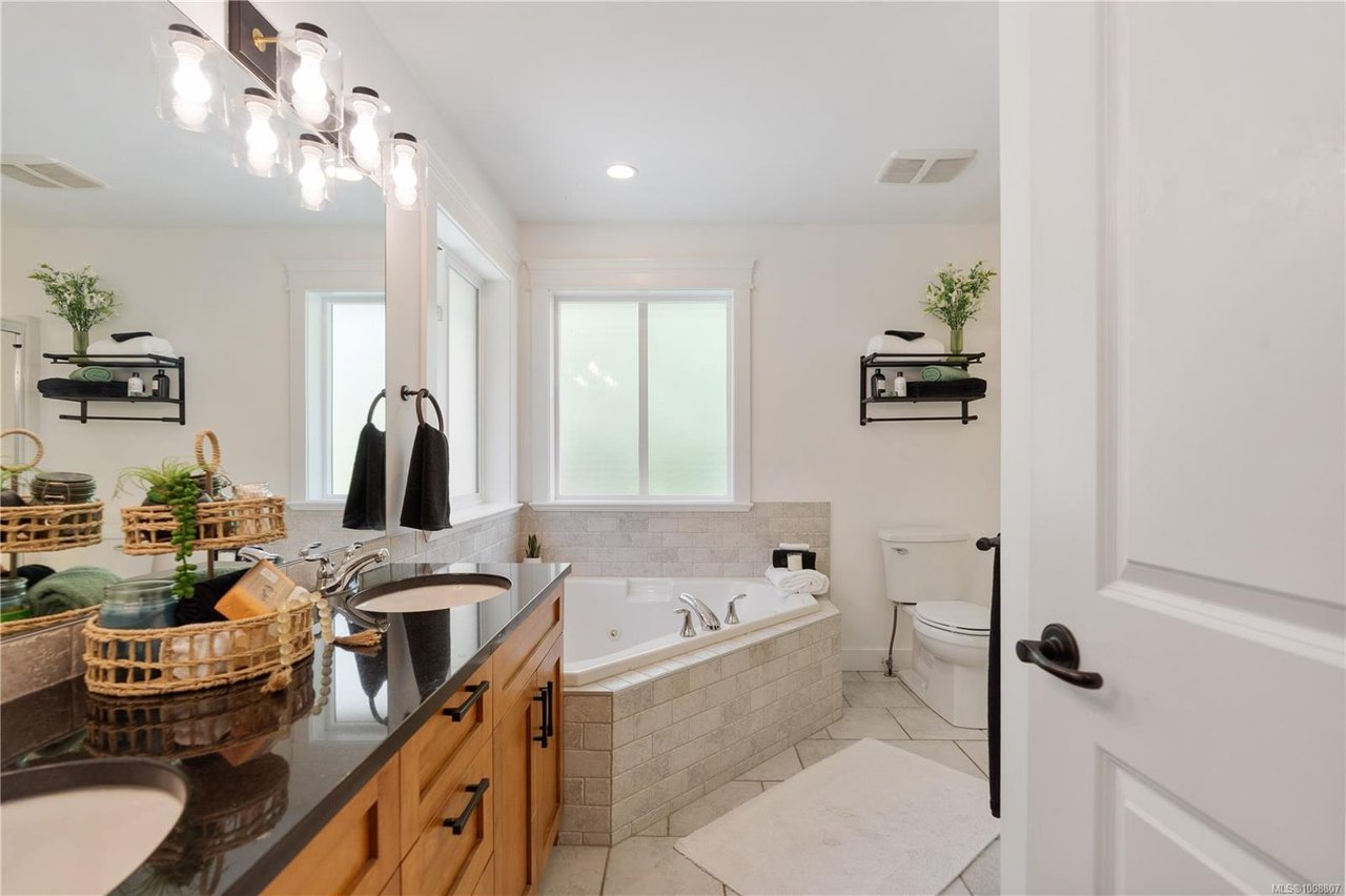 630 Granrose Terr, Colwood