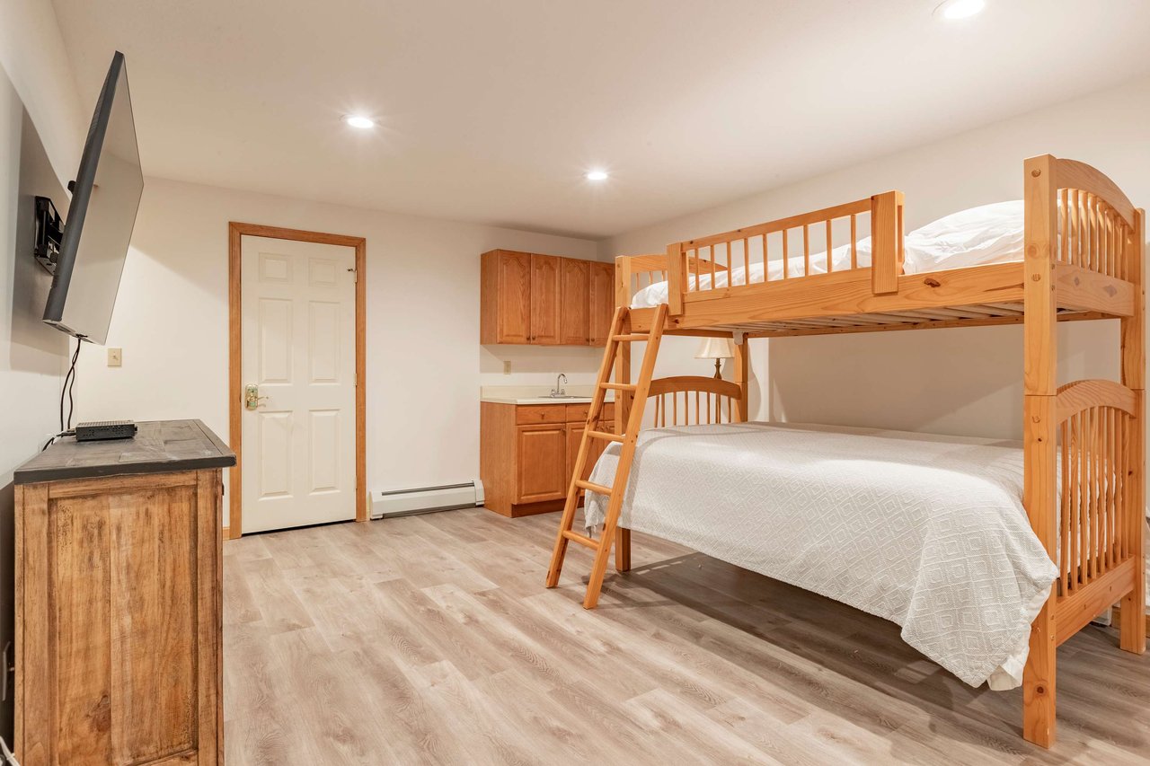 4 bedroom + Loft Forest Ridge Town Home for Ski Season