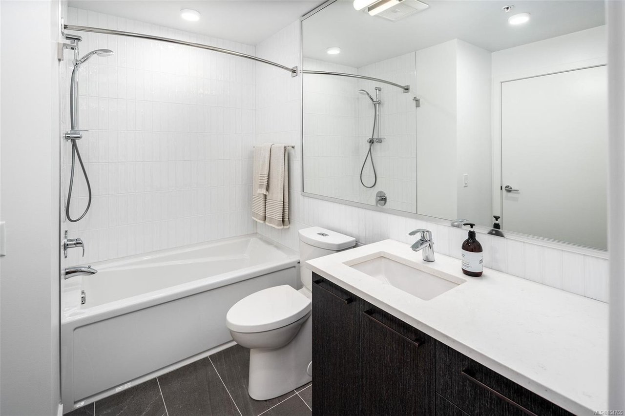 404-7162 W Saanich Rd