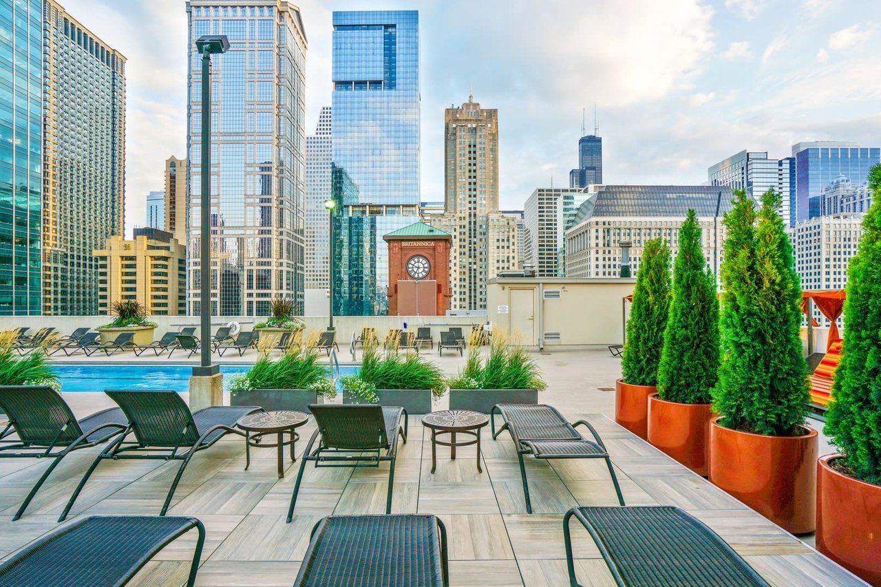 Picture of the sundeck at 345 N LaSalle The Sterling