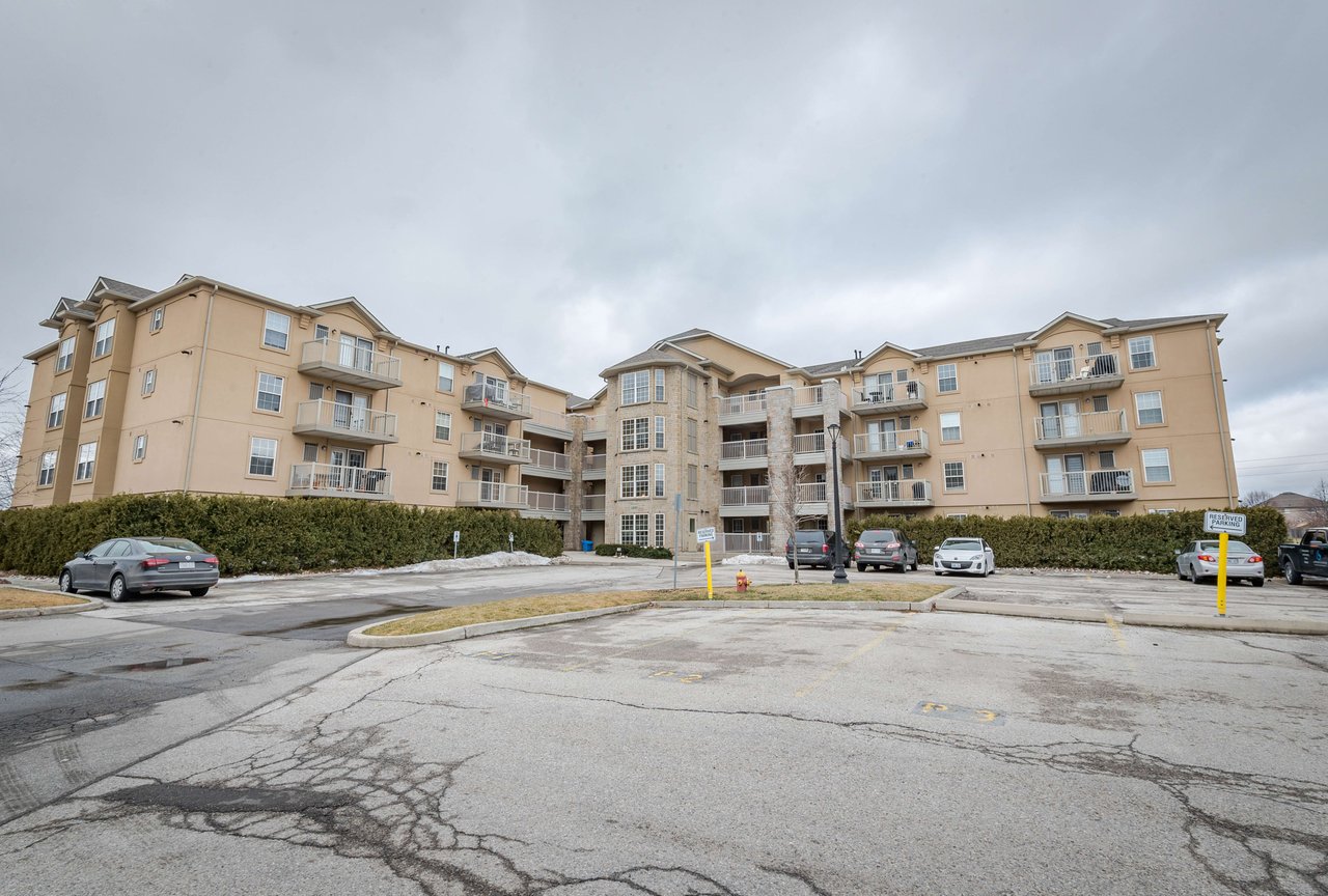 Welcoming 2 bedroom unit in sought after Glen Abbey neighbourhood