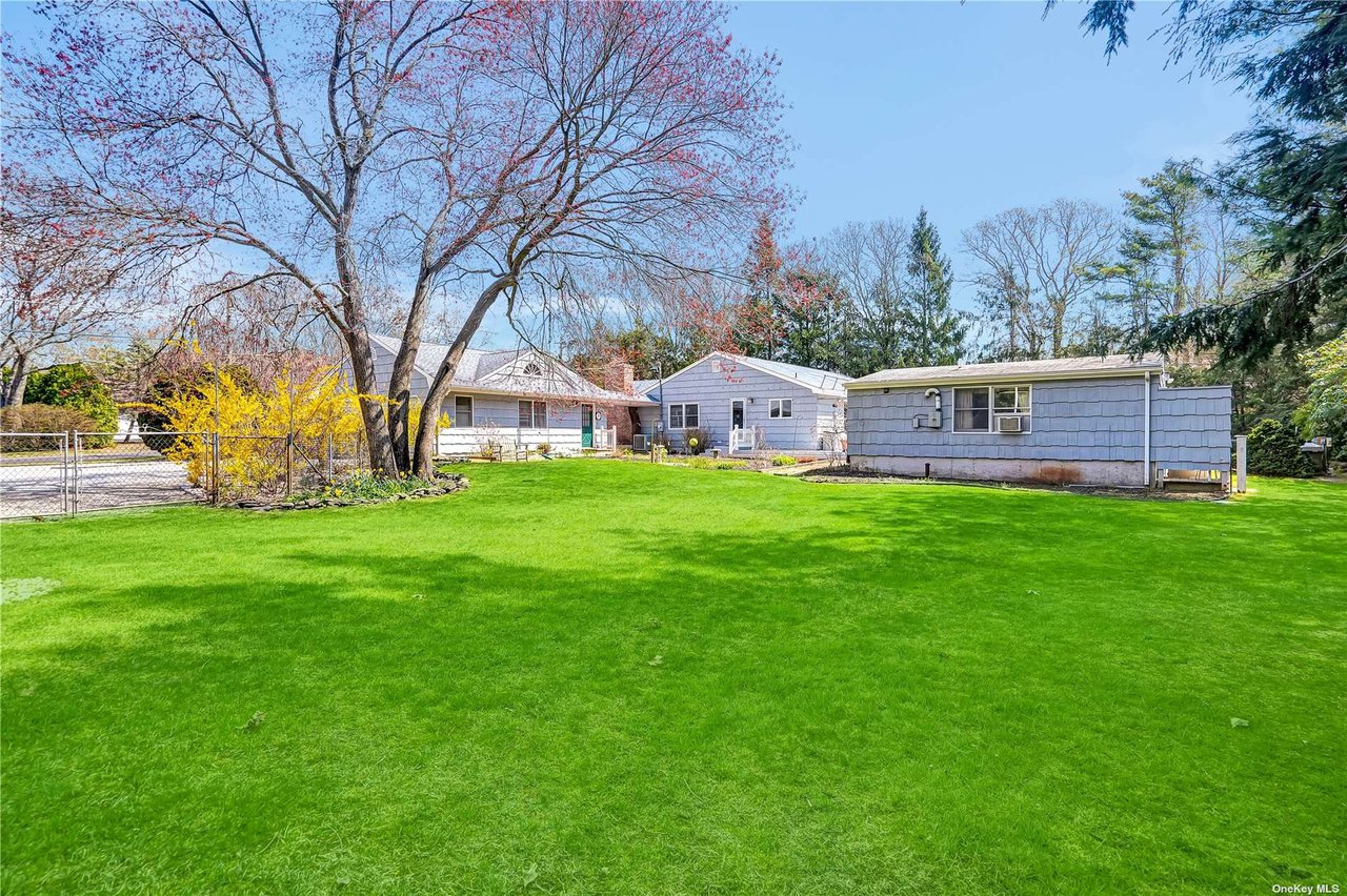 25 Squires Avenue