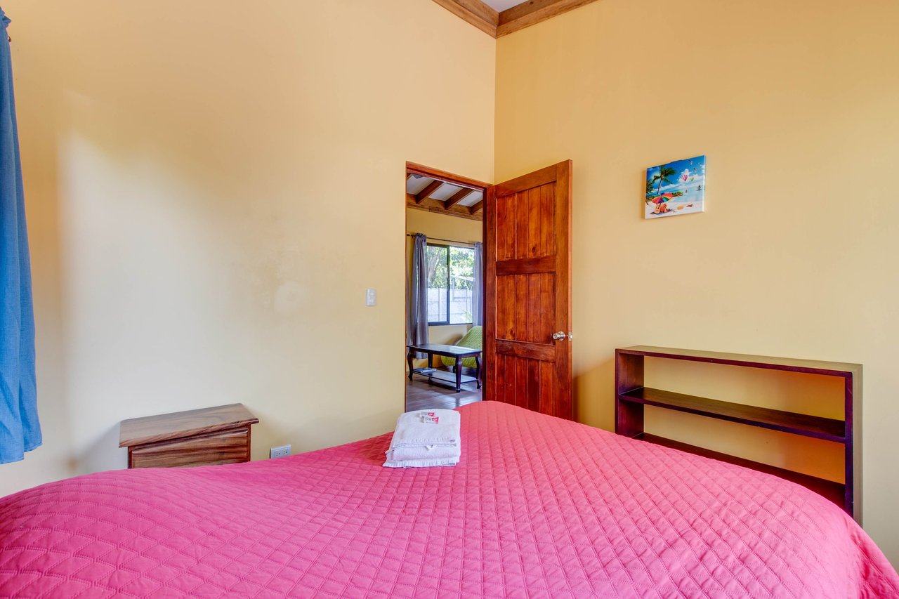 A highly-rated and high-occupancy resort with a hotel, cabins, on-site restaurant and a pool an easy 5-minute walk from PLAYA UVITA and Marino Ballena National Park!