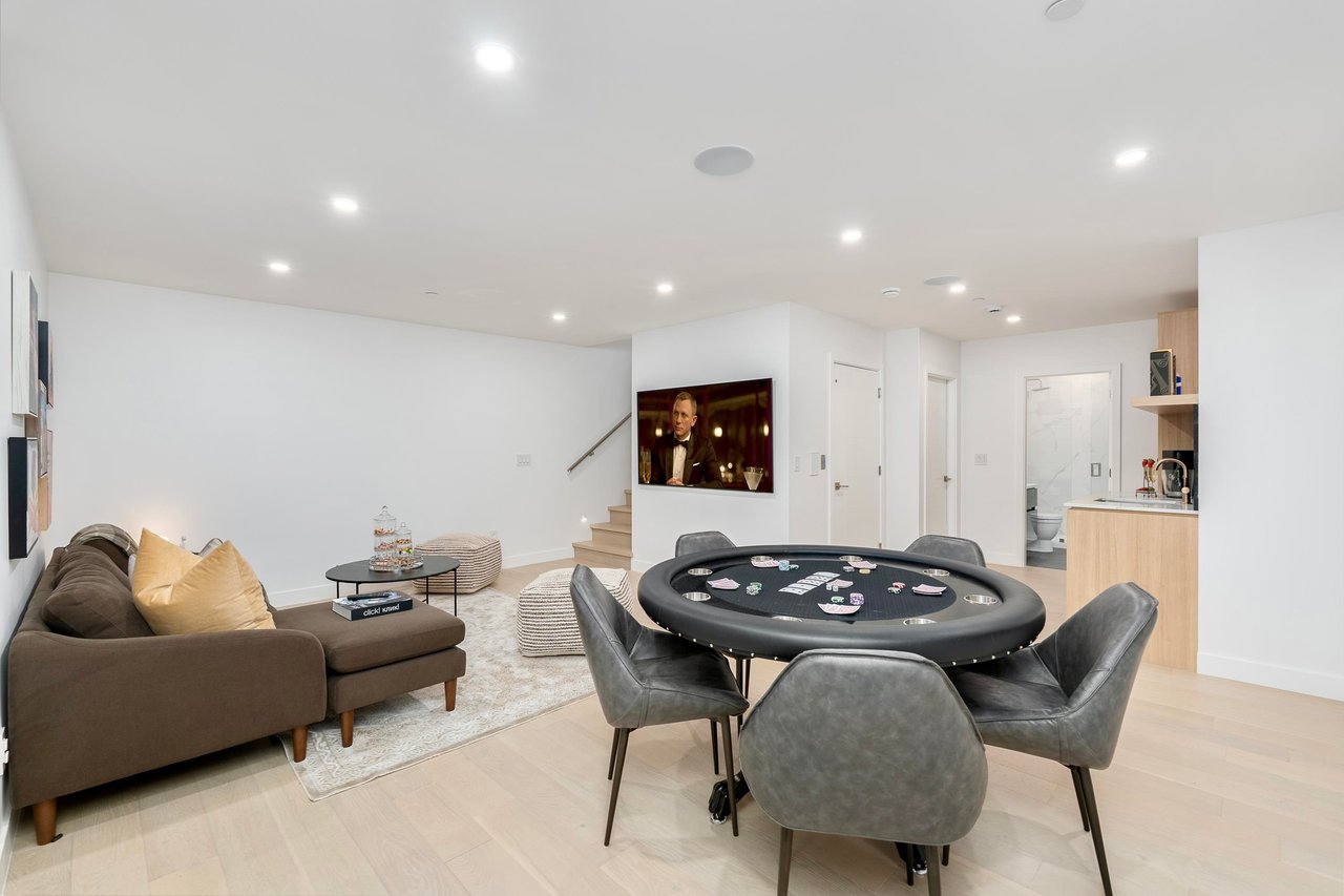1072 Duchess Ave