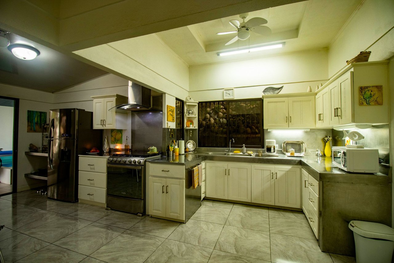 Mountain Home with Guest Cabin, Dominical, Puntarenas