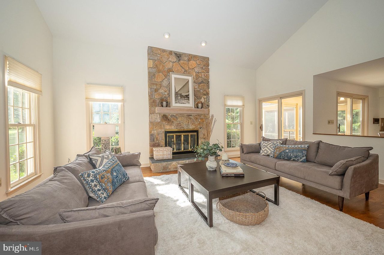 25 Autumn Hill Ln