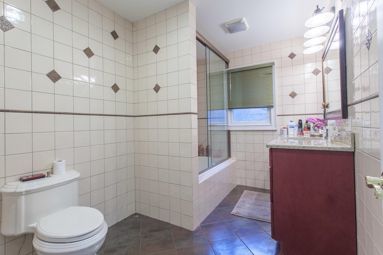 195 Cold Spring Rd, Syosset