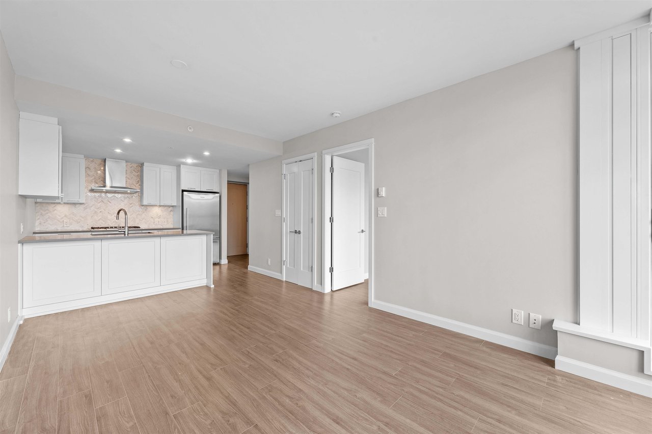 2206-520 Como Lake Ave