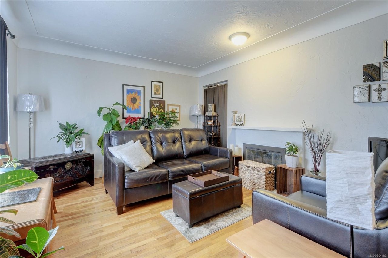 585 Baxter Ave