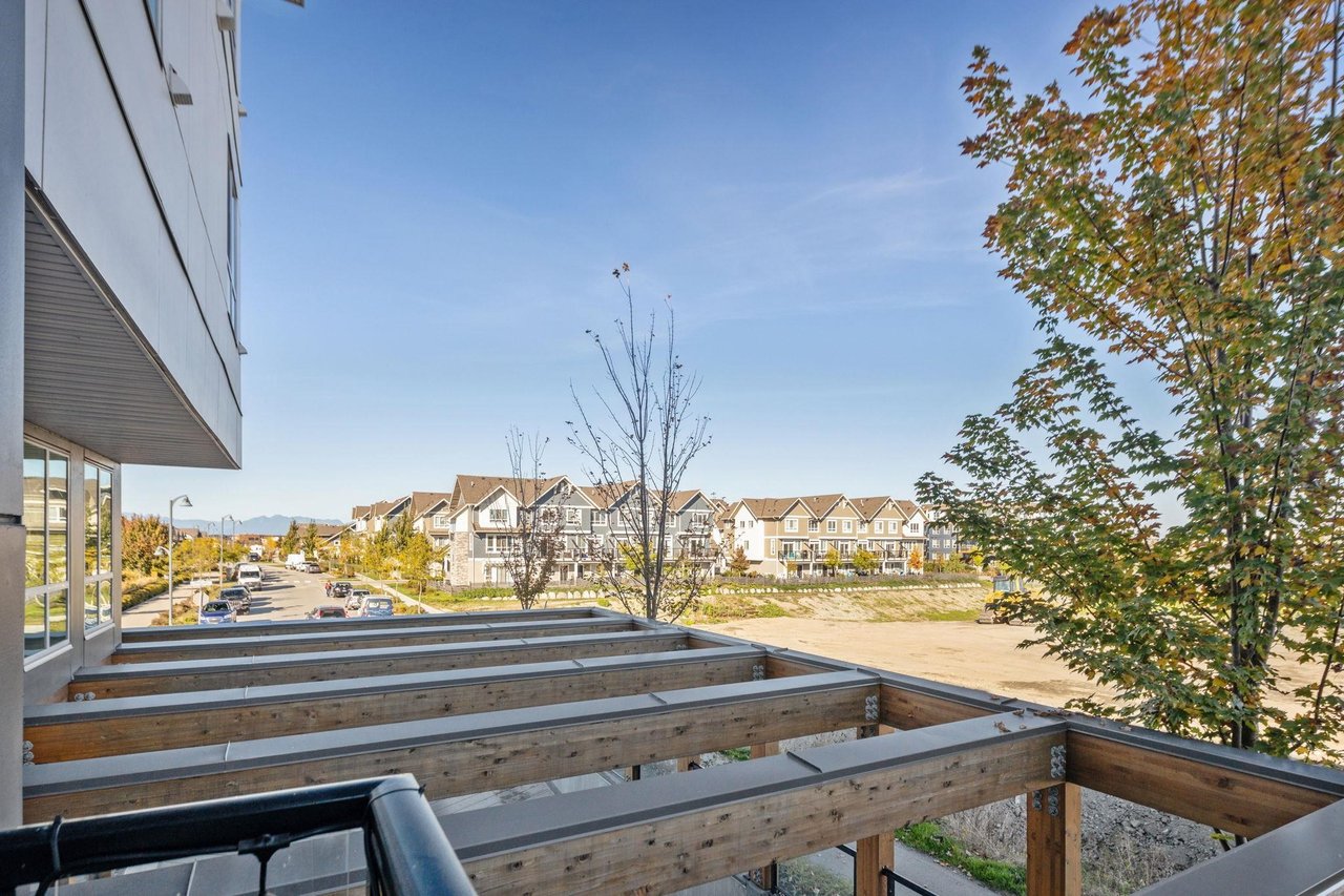228-4690 Hawk Lane