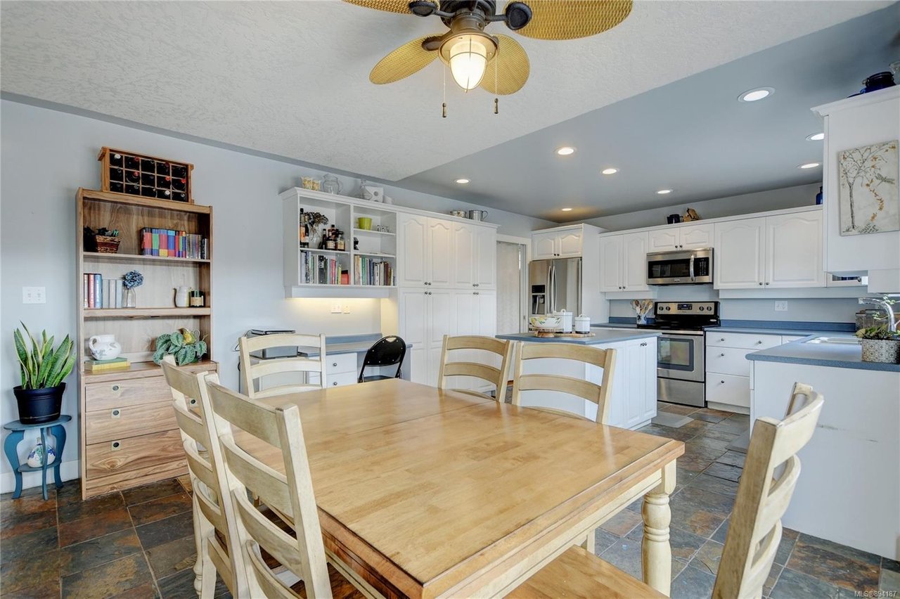 585 Baxter Ave