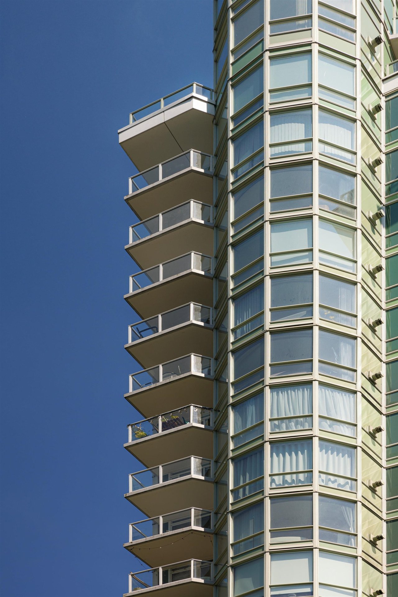 2106-1077 Marinaside Cres