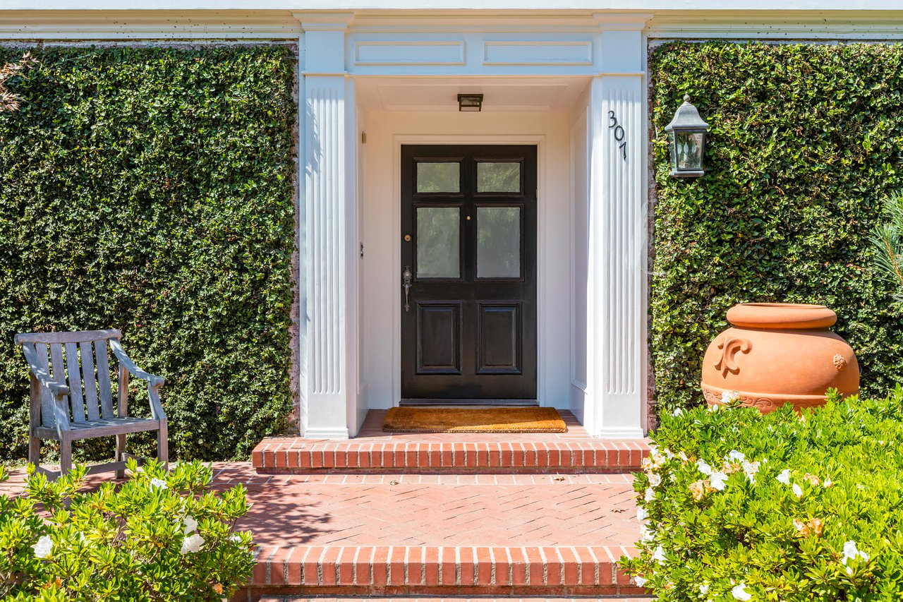 Beguiling Colonial In Brentwood Park