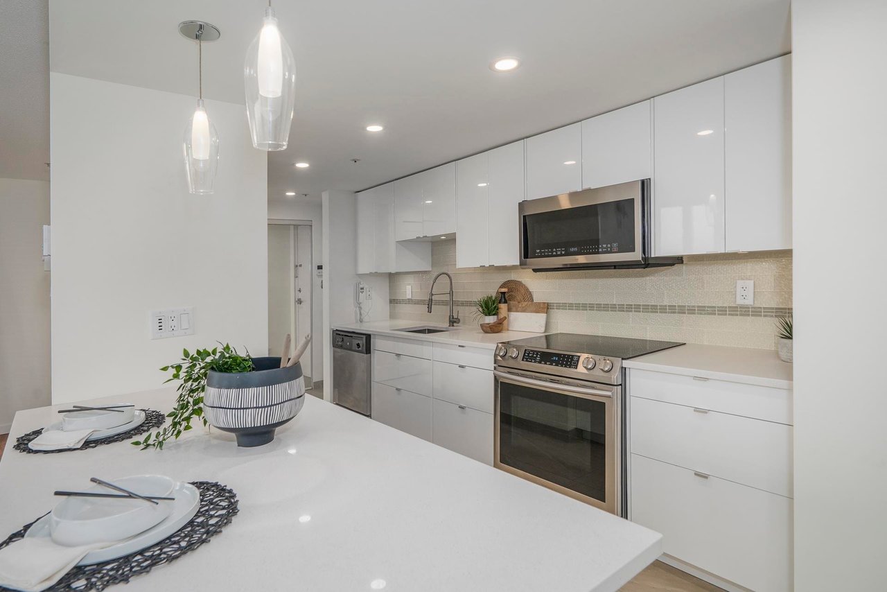 1302-183 Keefer Pl
