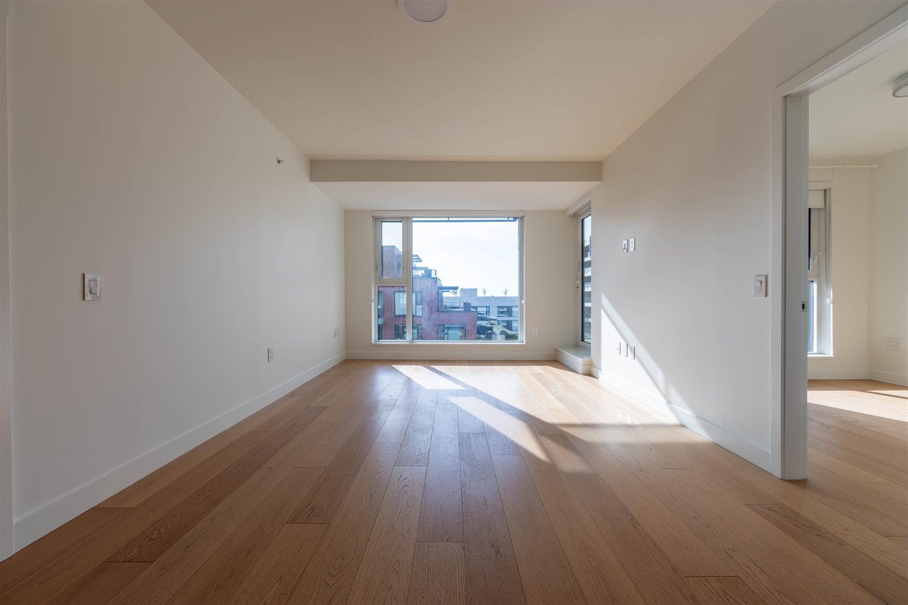 703-1561 W 57th Ave