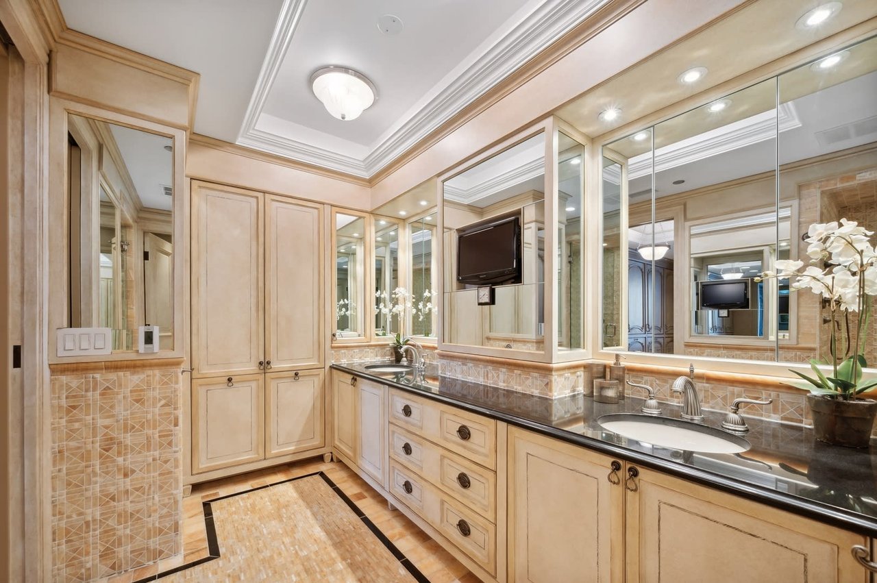 180 E PEARSON Street Unit: 4504