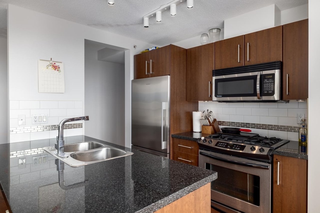 606-587 W 7th Ave