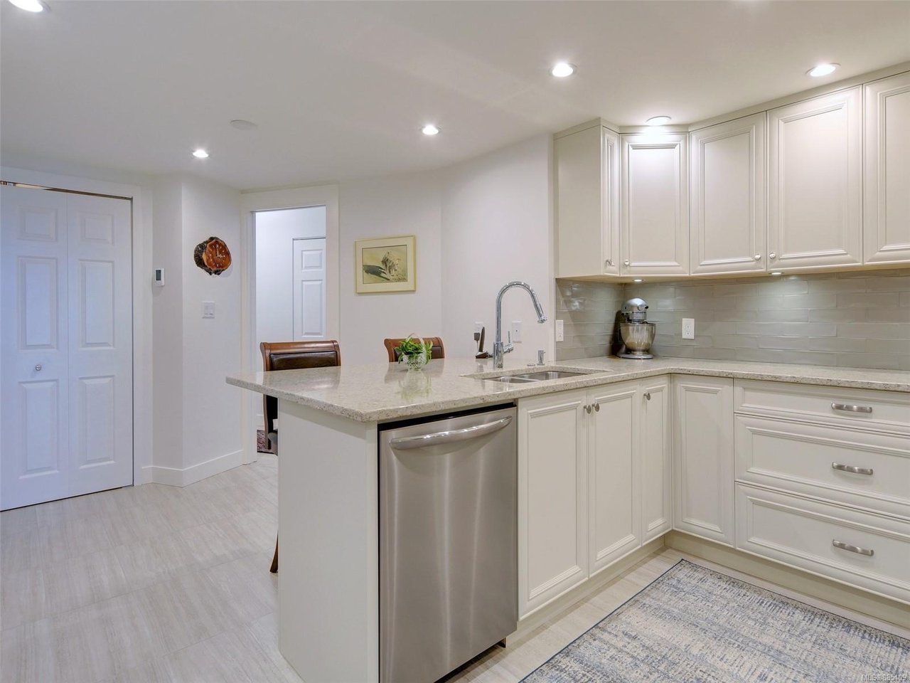 110-1370 Beach Dr