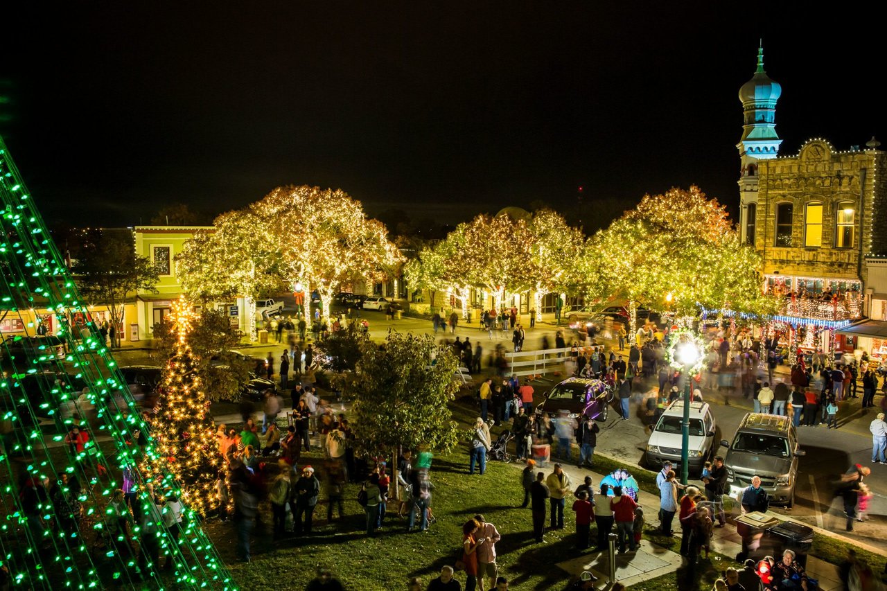 Downtown Square, Malling, Shopping, Shops, Shop, The Most Beautiful Town Square In Texas, picturesque, Victorian architecture, dining, christmas lighting