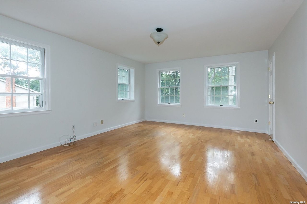 30 Colonial Dr, Huntington