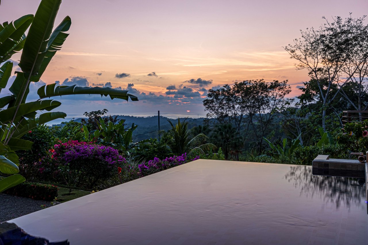 Jaw Dropping Sunset Views , With Easy Access, Private Casa Bella