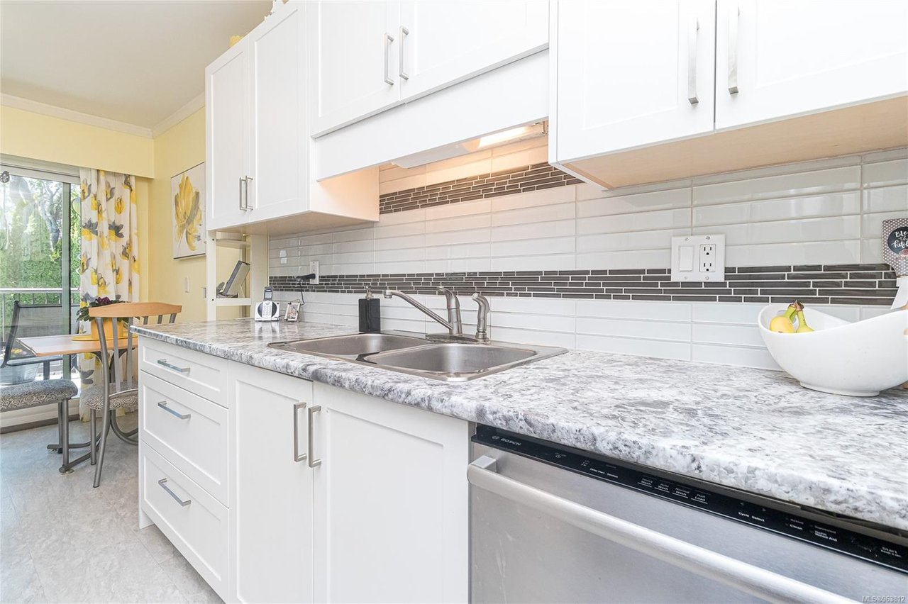 304-1665 Oak Bay Ave