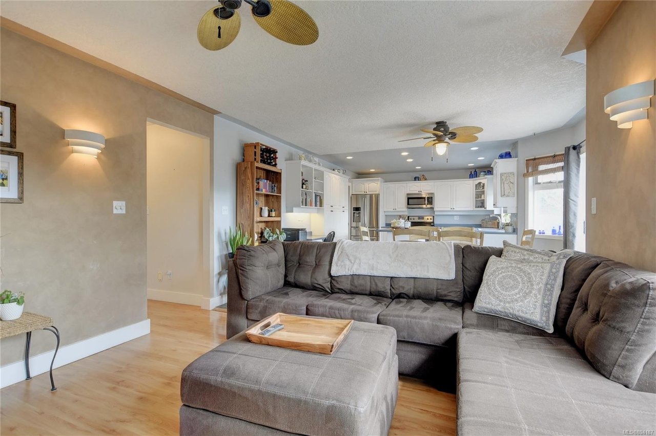 585 Baxter Ave