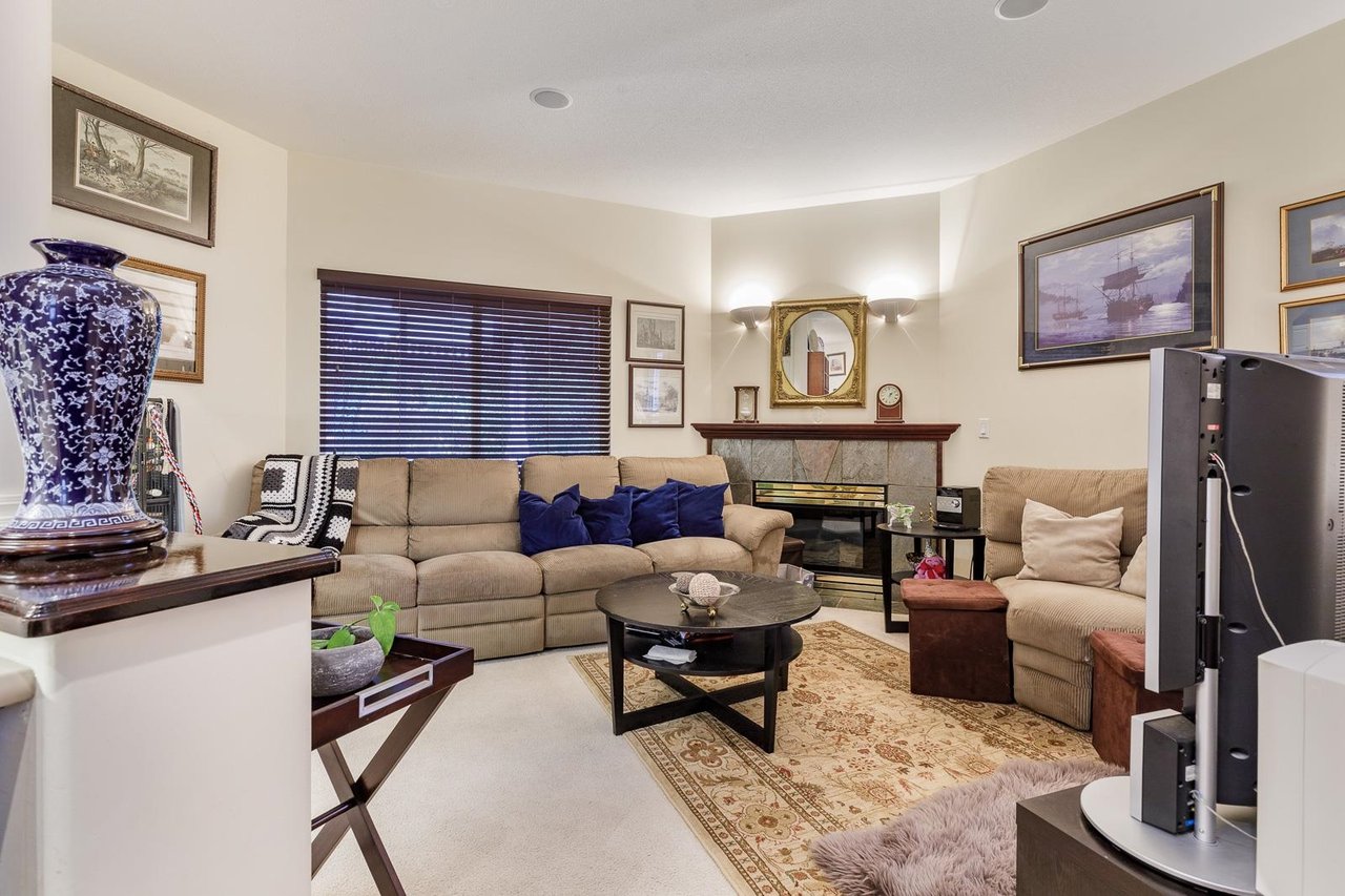 2927 Pinetree Close