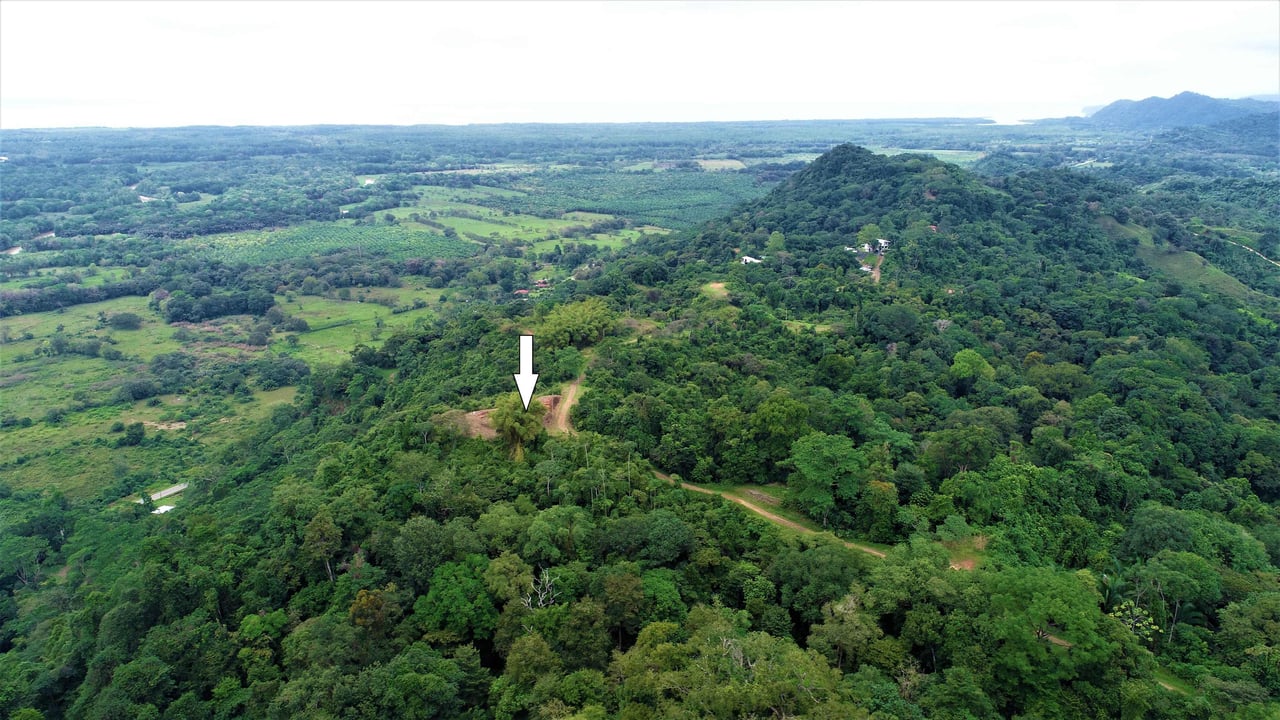 9 acres property with 360 panoramic views and 80m highway frontage