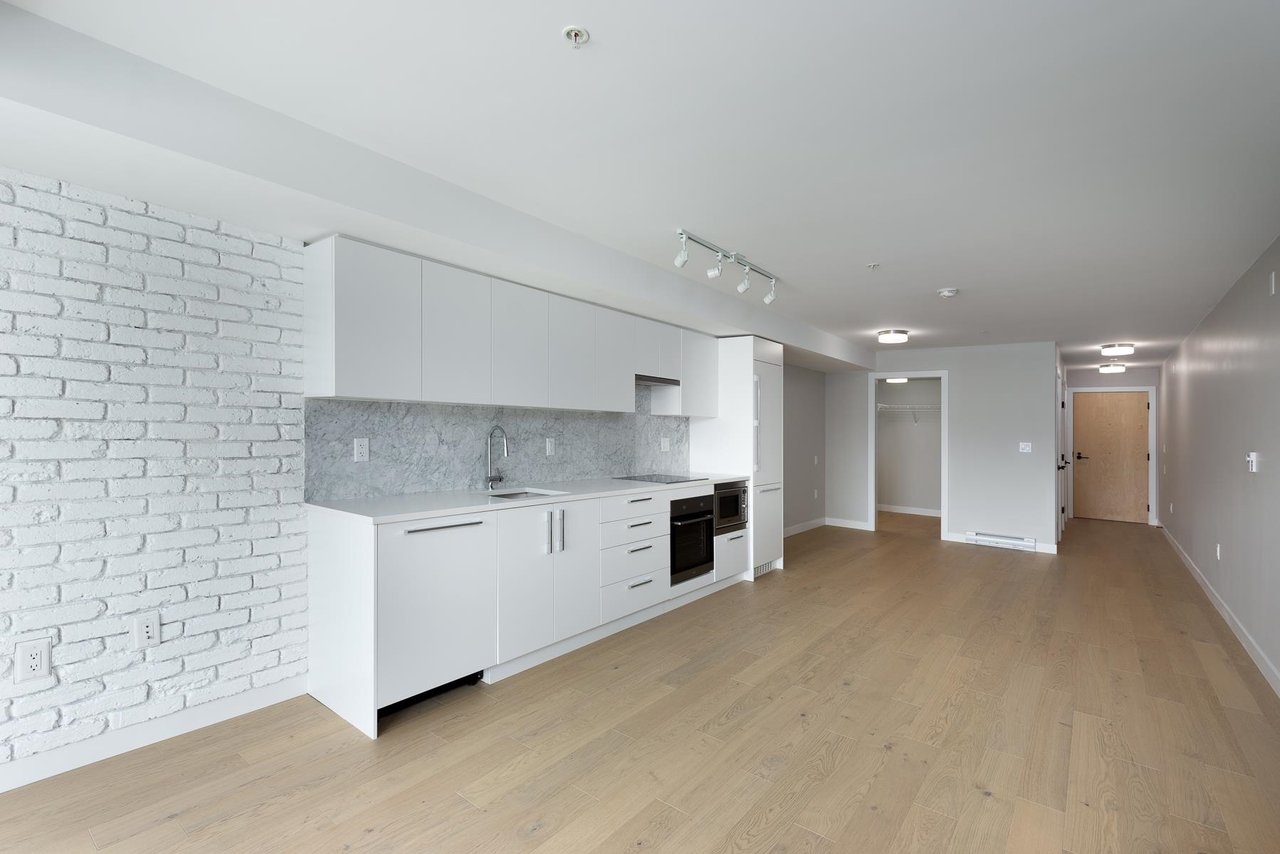 207-2508 Fraser St