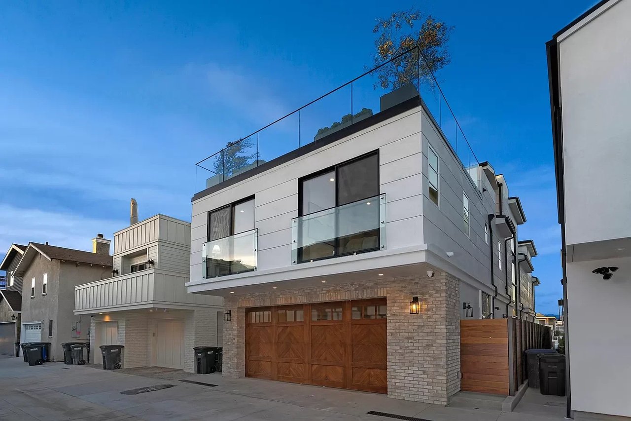 1025 W Balboa Blvd
