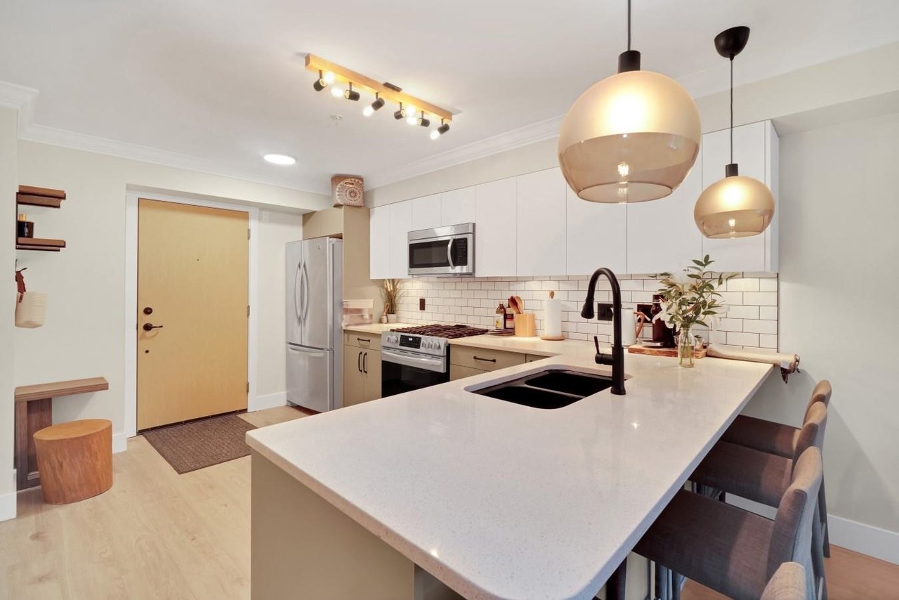 303-857 W 15th St