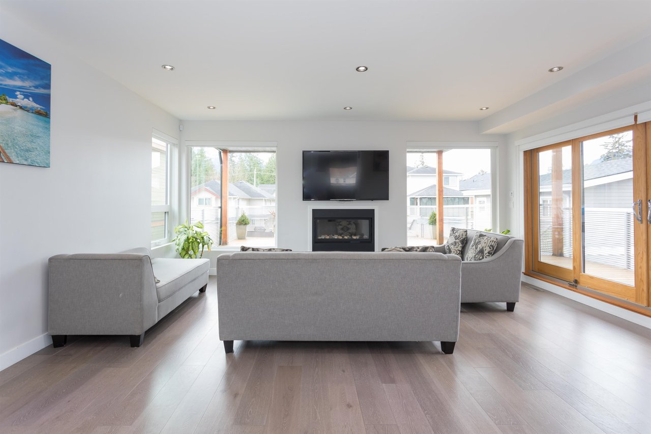 1812 Willow Cres