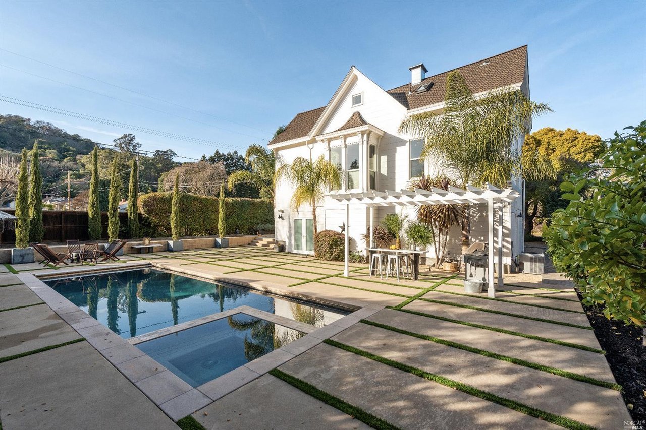 Victorian Farmhouse undergoes dramatic transformation in Napa