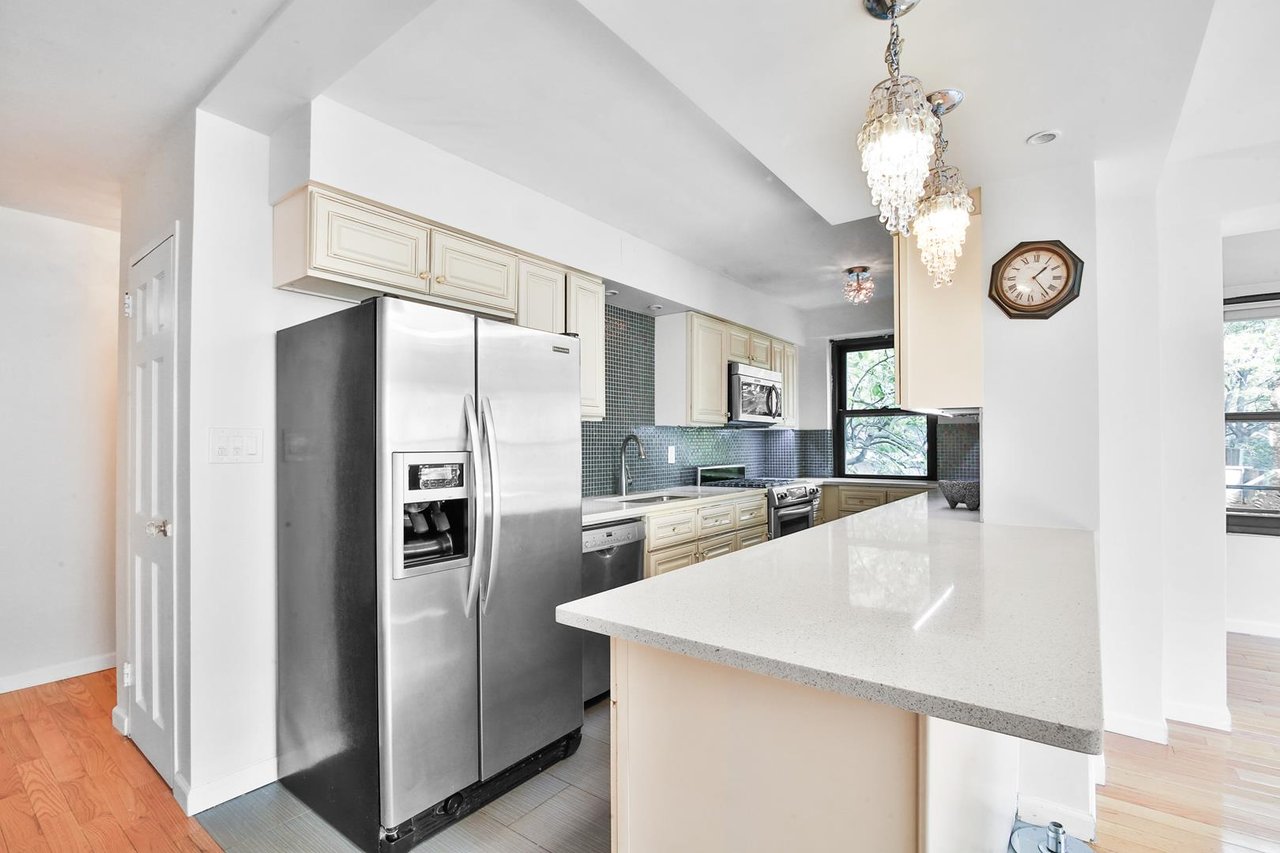 208 East Broadway, Apt J-106