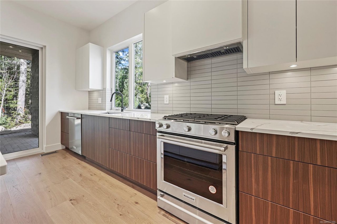 3913 Olympian Wy