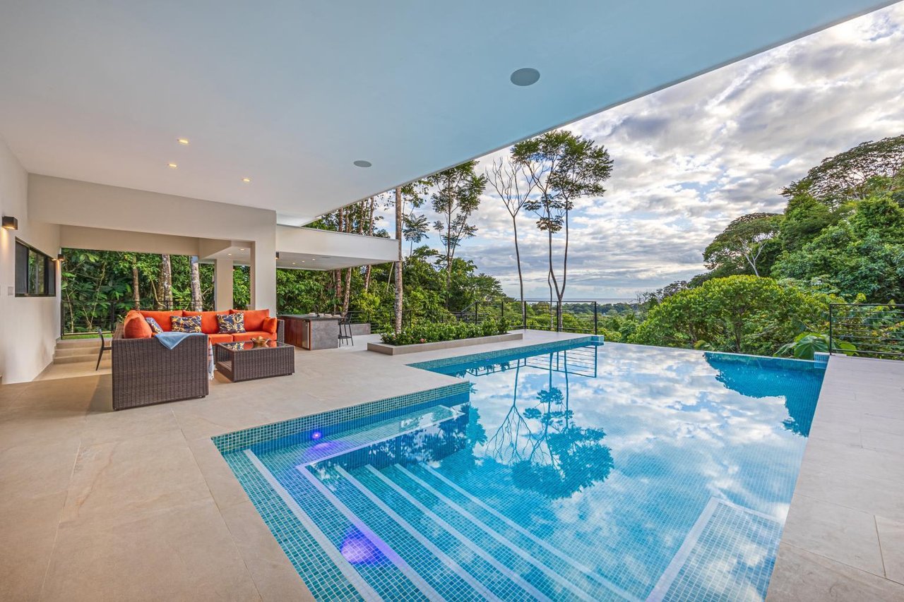 A Gem, Hidden in the Canopy With Ocean and Mountain Views