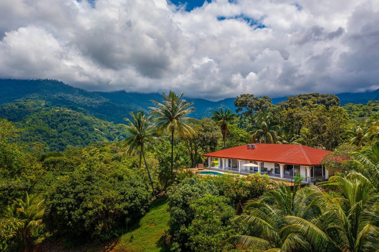 Luxurious Ocean-view Villa:  Your Paradise in Uvita