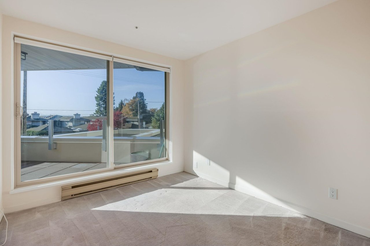 208-2433 Bellevue Ave