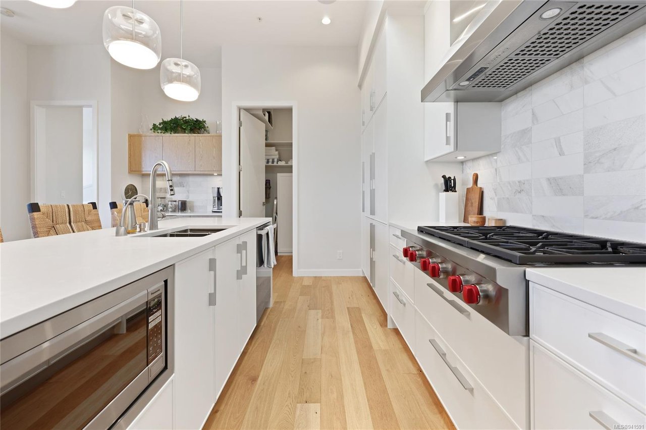 403-1018 Pentrelew Pl