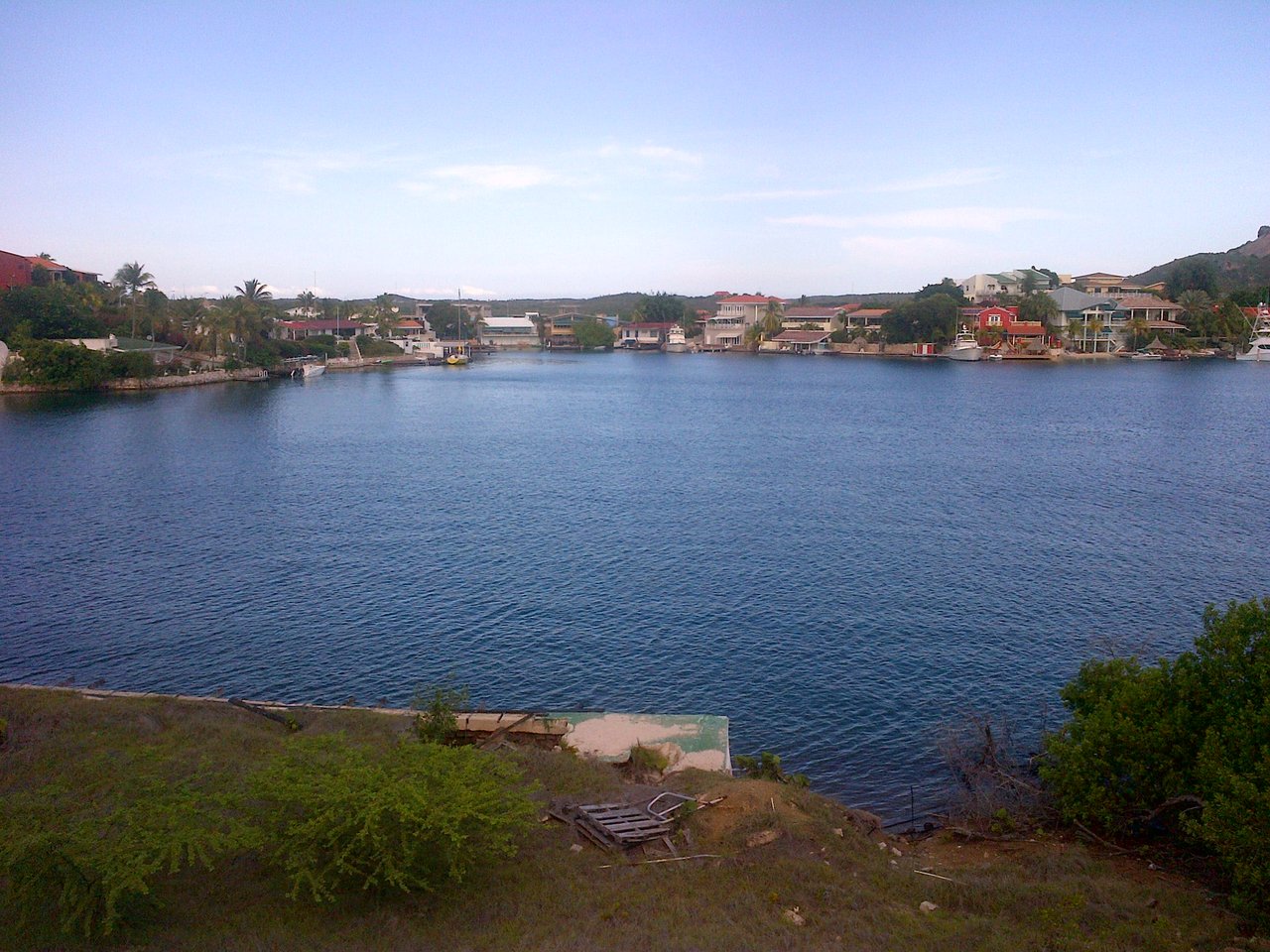 Rare waterfront peninsula land at Jan Sofat with Spanish Water access. Build your dream oasis on approx. 900 sqm lot. Approved 3-level house plan. 24/7 gated security. Seize the opportunity today! For Sale - SilverBell Realty Advisors - Curaçao