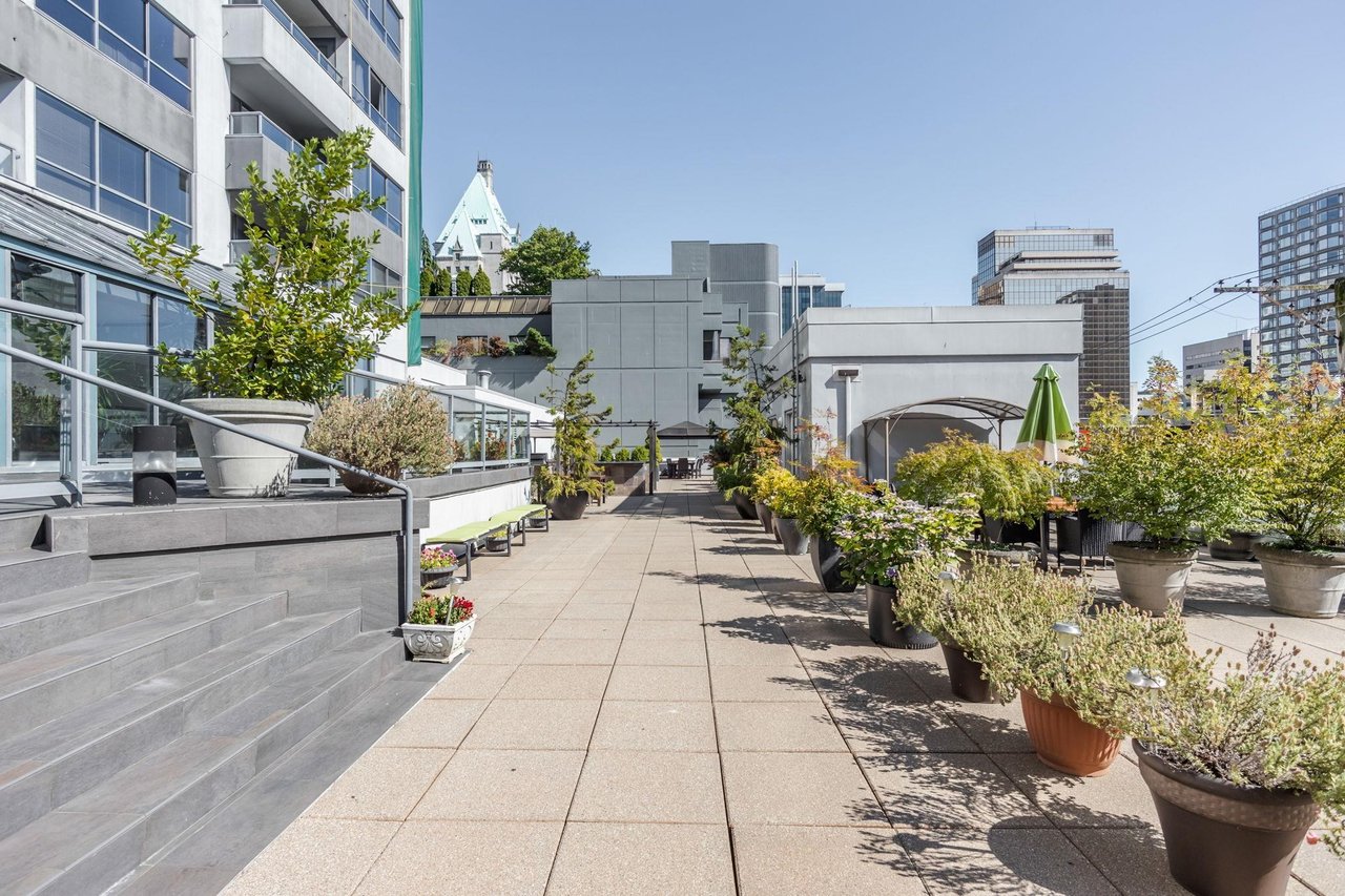 1208-1060 Alberni St