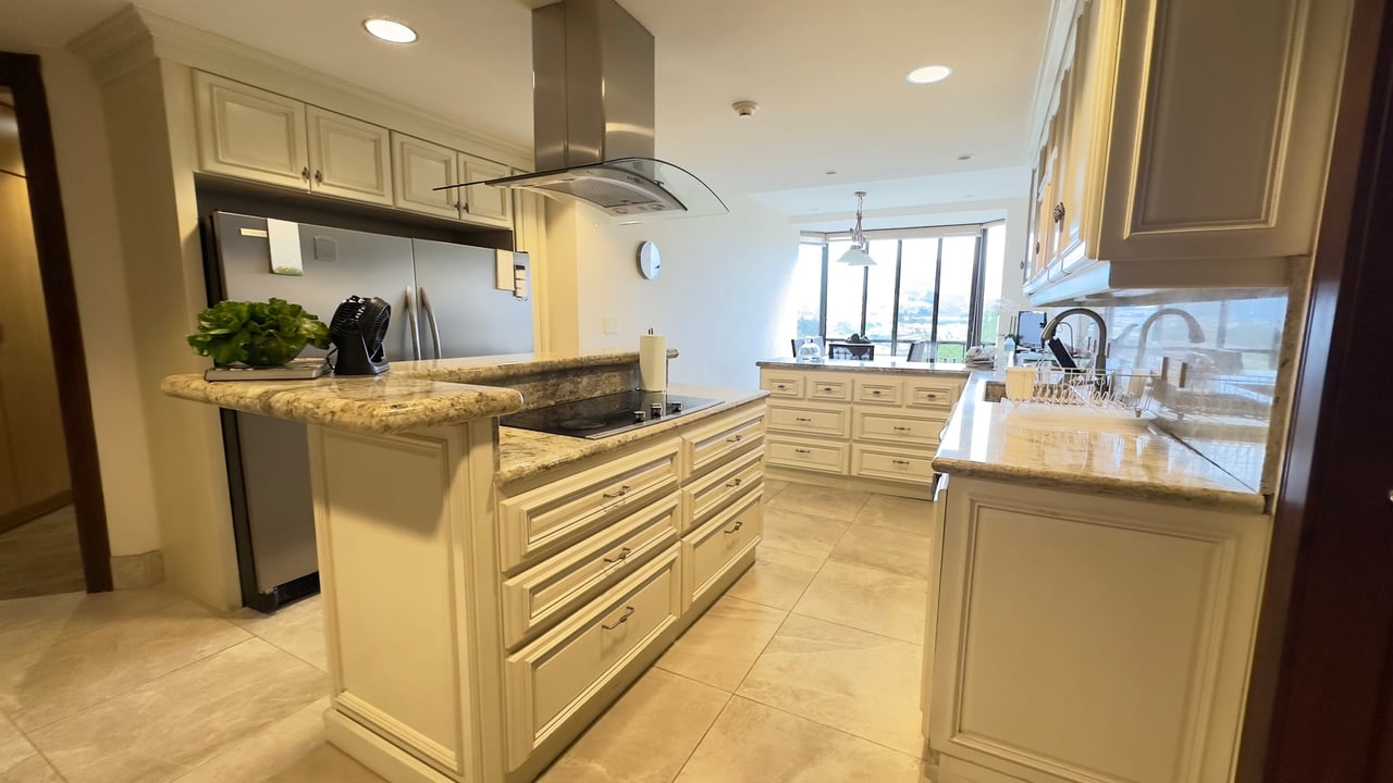 Colonial Luxury Tower Condo, Curridabat, San Jose