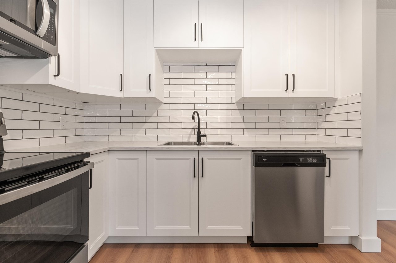 307-9080 Mary St